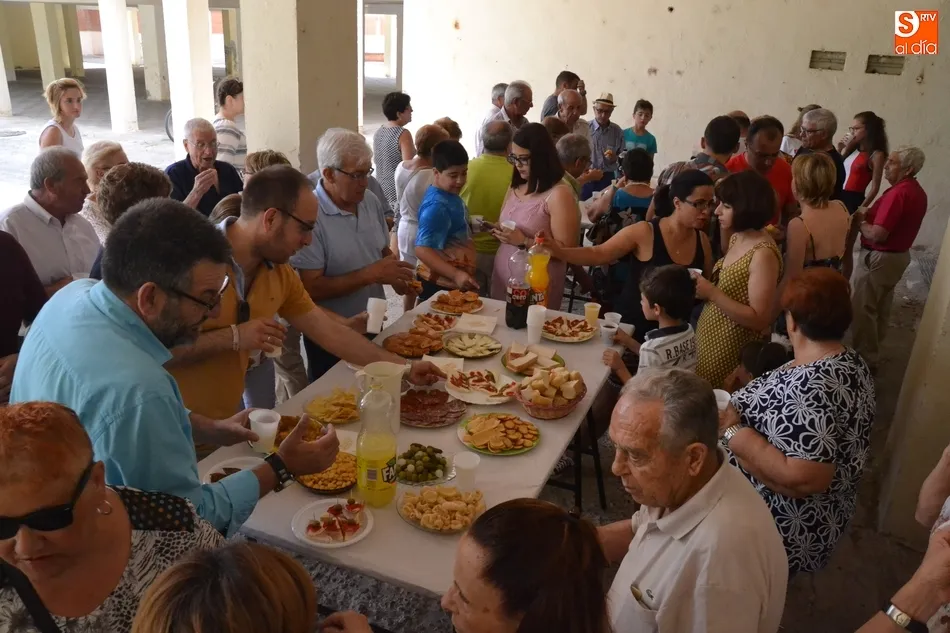 Los vecinos del Barrio Nuevo se reúnen en torno a la mesa  