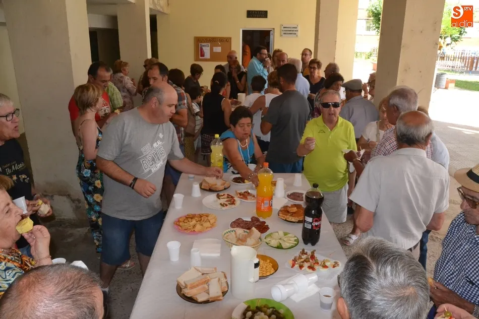 Foto 6 - Los vecinos del Barrio Nuevo se re&uacute;nen en torno a la mesa  