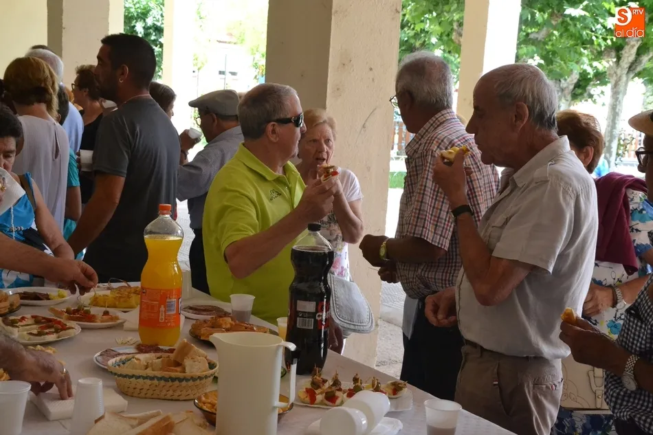 Foto 5 - Los vecinos del Barrio Nuevo se re&uacute;nen en torno a la mesa  