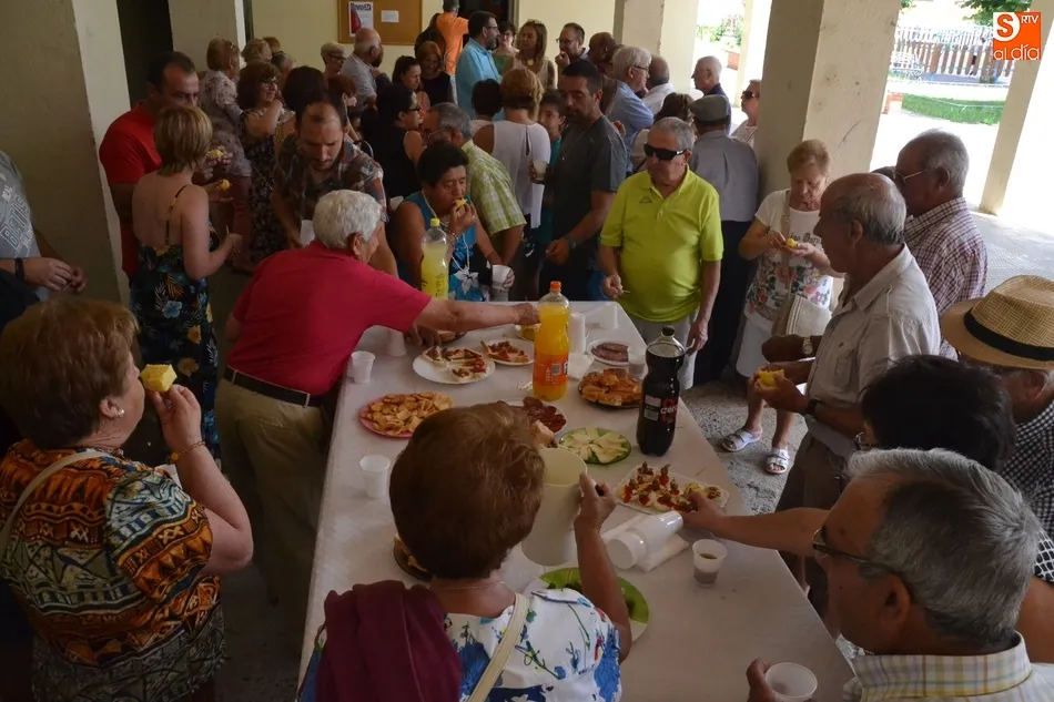 Foto 7 - Los vecinos del Barrio Nuevo se re&uacute;nen en torno a la mesa  