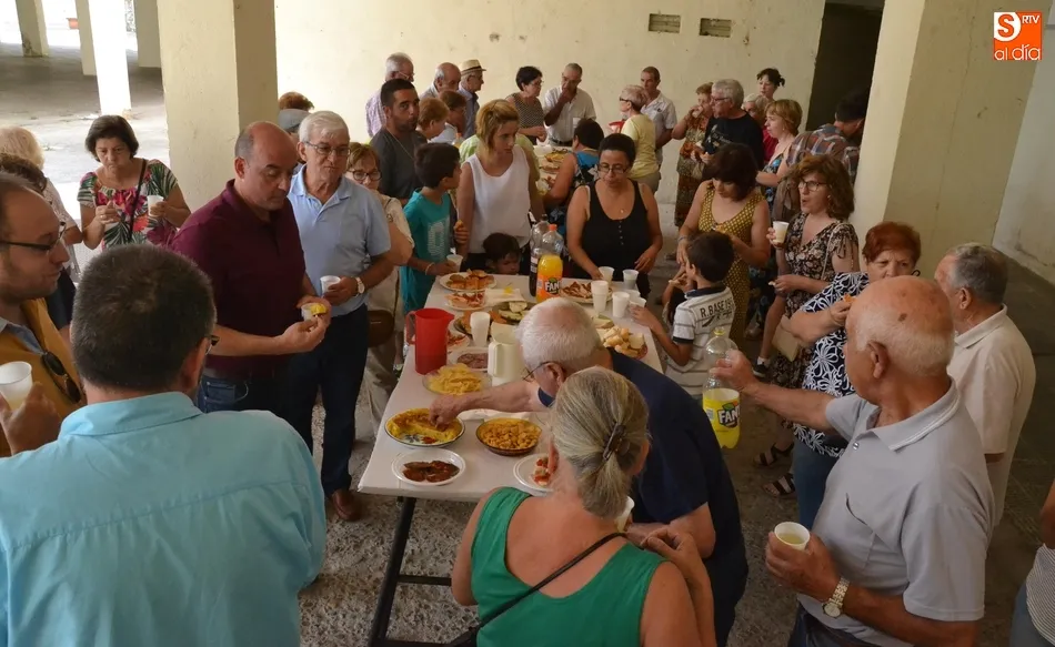 Foto 2 - Los vecinos del Barrio Nuevo se re&uacute;nen en torno a la mesa  