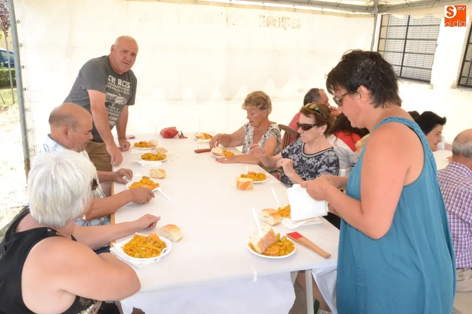 Foto 7 - La Avenida de Espa&ntilde;a estrena paella tras homenajear a varios vecinos  