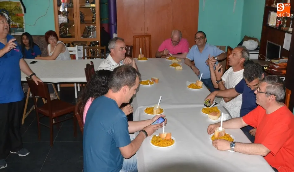 Foto 4 - La Avenida de Espa&ntilde;a estrena paella tras homenajear a varios vecinos  