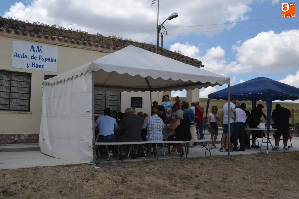 Foto 2 - La Avenida de Espa&ntilde;a estrena paella tras homenajear a varios vecinos  