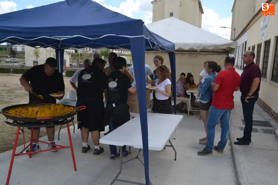 Foto 3 - La Avenida de Espa&ntilde;a estrena paella tras homenajear a varios vecinos  