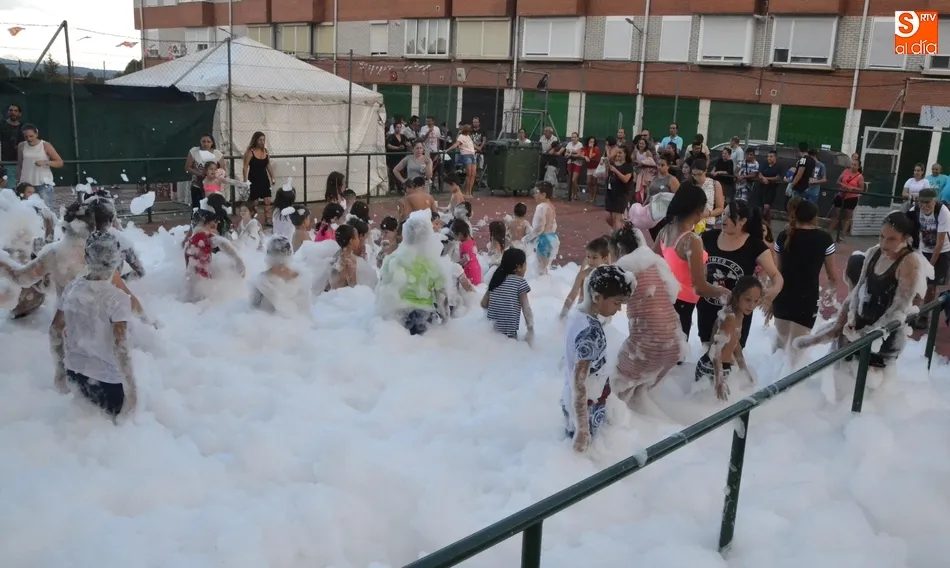 Los niños protagonizan el cierre de las fiestas del Barrio Nuevo, que tuvo al tiempo como aliado  