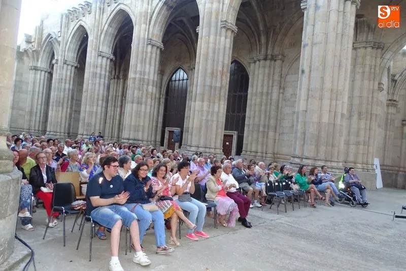 Foto 10 - La tuna de Medicina de Salamanca act&uacute;a en Alba de Tormes  