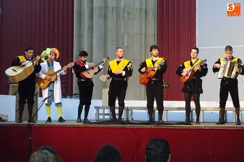 Foto 9 - La tuna de Medicina de Salamanca act&uacute;a en Alba de Tormes  
