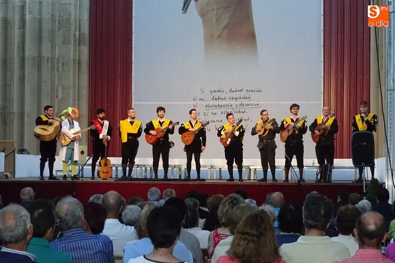 Foto 8 - La tuna de Medicina de Salamanca act&uacute;a en Alba de Tormes  