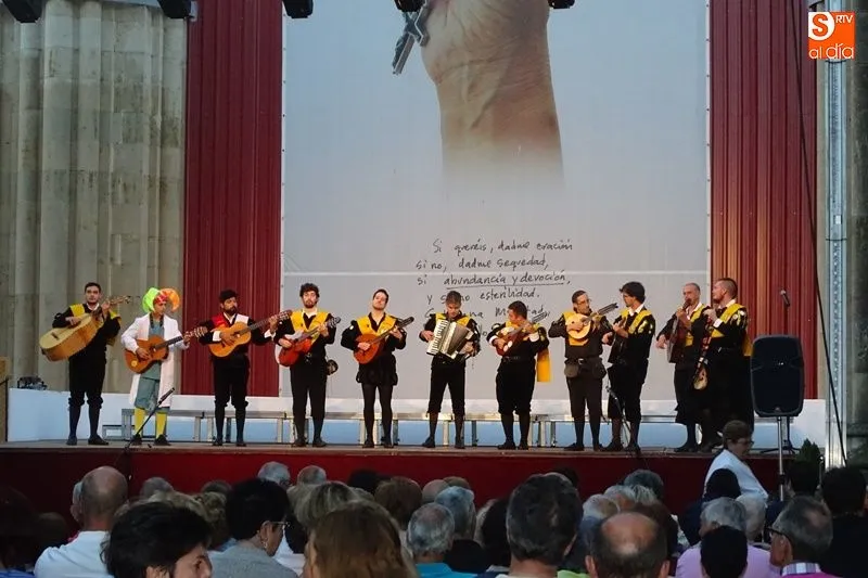 Foto 7 - La tuna de Medicina de Salamanca act&uacute;a en Alba de Tormes  
