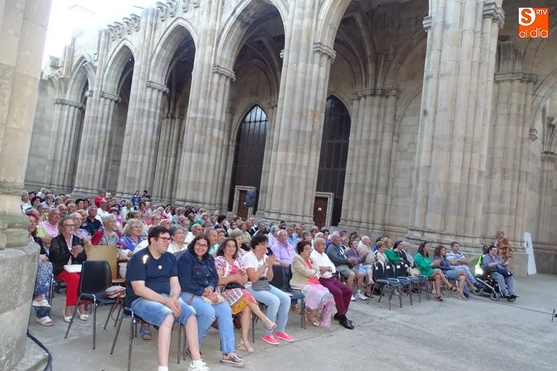 Foto 6 - La tuna de Medicina de Salamanca act&uacute;a en Alba de Tormes  