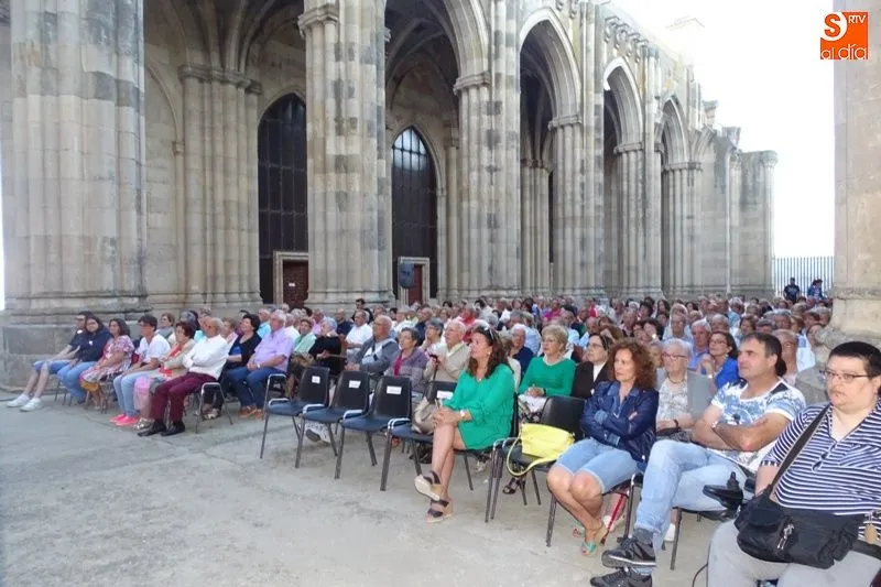Foto 5 - La tuna de Medicina de Salamanca act&uacute;a en Alba de Tormes  