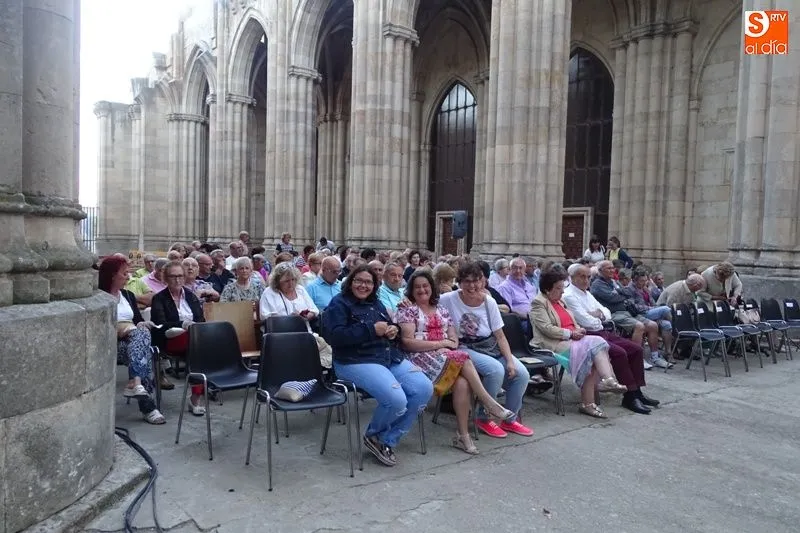Foto 3 - La tuna de Medicina de Salamanca act&uacute;a en Alba de Tormes  