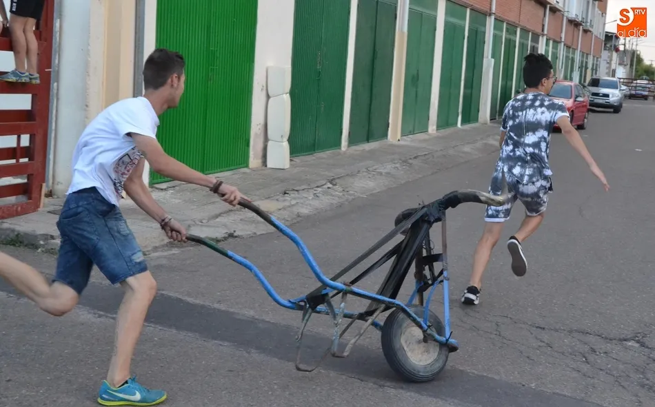 Foto 9 - Los ni&ntilde;os protagonizan el cierre de las fiestas del Barrio Nuevo, que tuvo al tiempo como aliado  