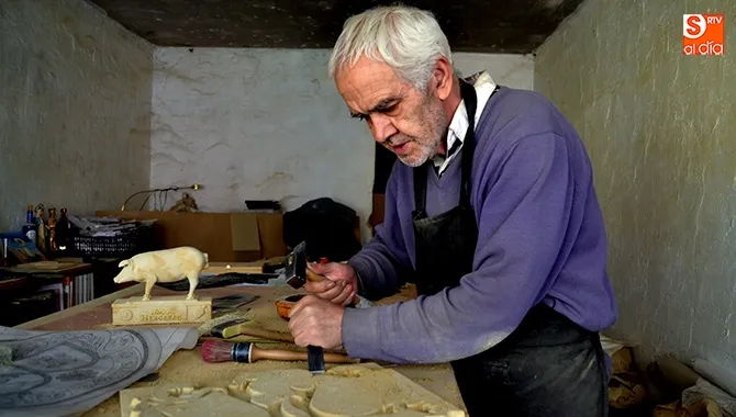 Benigno Porras lleva más de 30 años siendo uno de los artesanos mas destacados en piedra de Villamayor