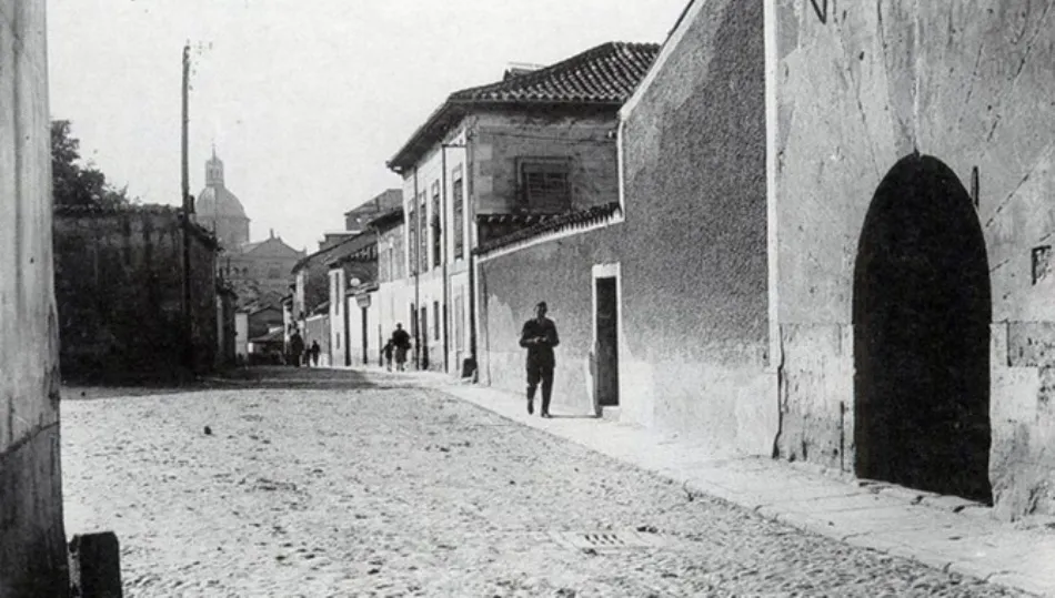La calle Condes Crespo Rascón y la casa de Santa Teresa