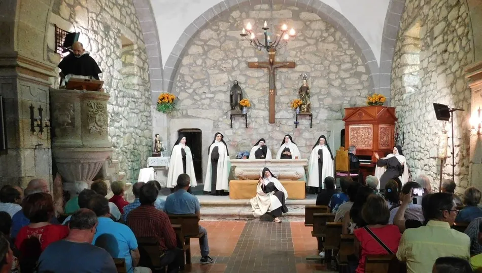 Momento de la representación en la iglesia de Las Casas del Conde
