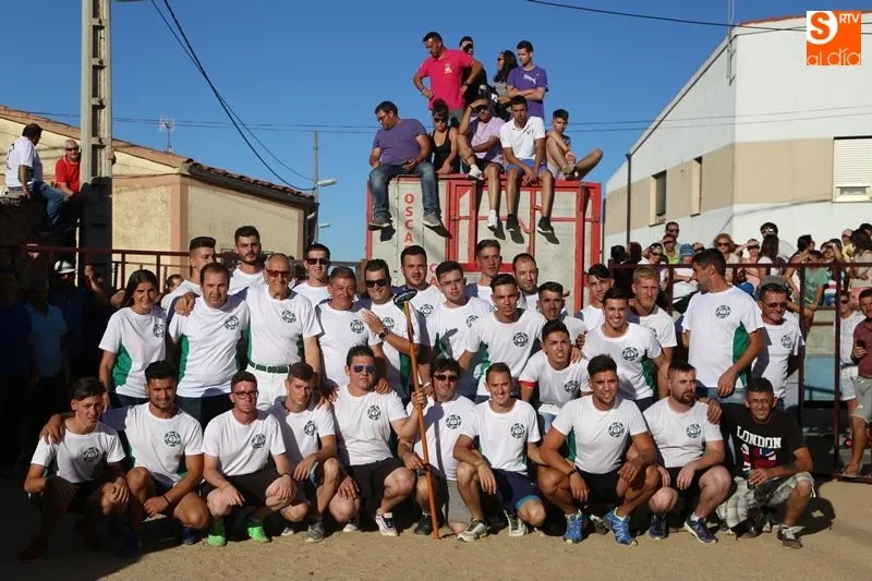 Socios de Pasión Taurina Babilafuente en su primer toro del cajón, el 12 de agosto de 2017