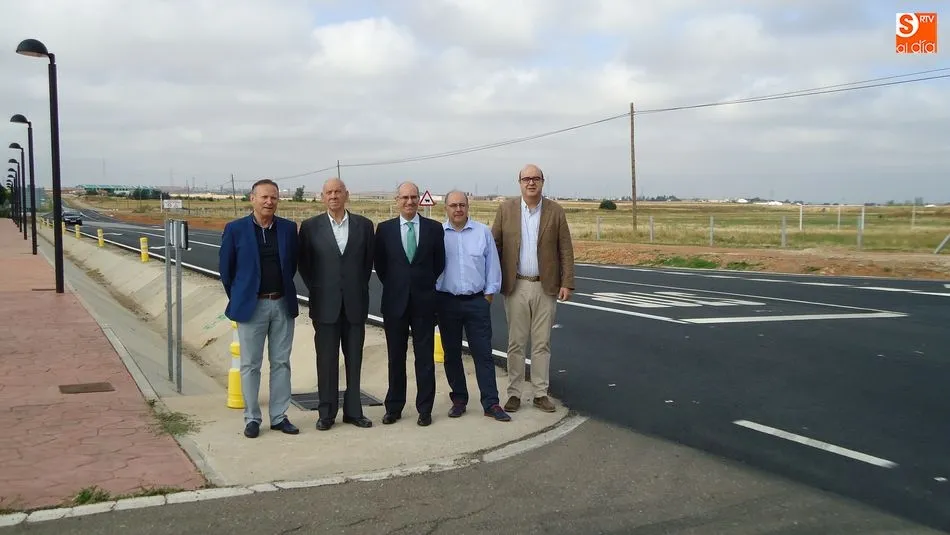 Javier Iglesias, junto a los diputados Carlos García y Román Hernández y los alcaldes de Villares y Monterrubio