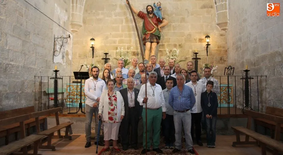 El cambio de varas se celebró en la ermita de la Virgen del Árbol tras la misa