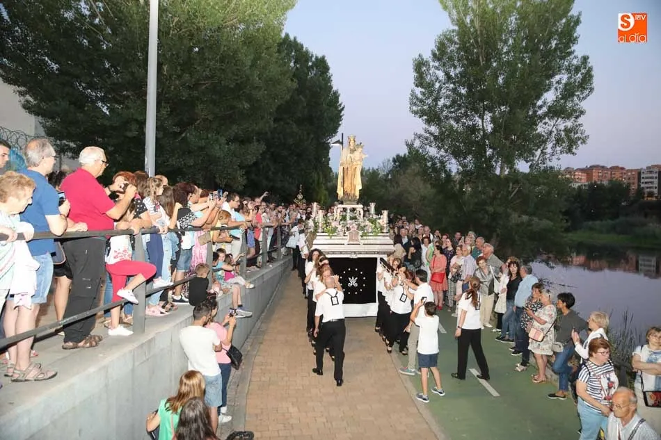 Foto 7 - Emotiva procesi&oacute;n de la Virgen del Carmen en los alrededores del Tormes