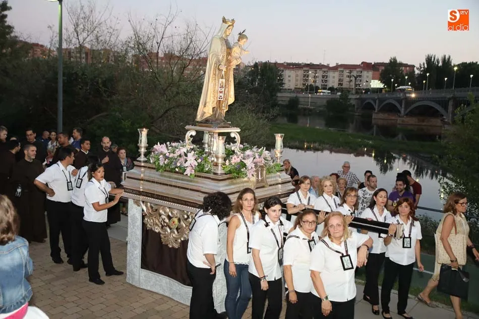 Foto 6 - Emotiva procesi&oacute;n de la Virgen del Carmen en los alrededores del Tormes