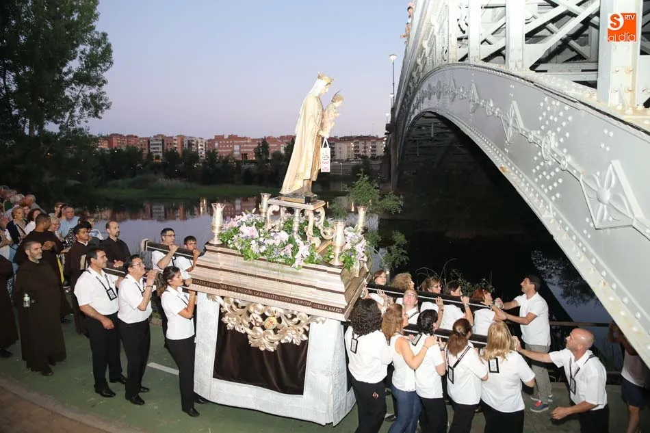 Foto 5 - Emotiva procesi&oacute;n de la Virgen del Carmen en los alrededores del Tormes