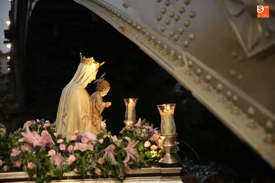 Foto 4 - Emotiva procesi&oacute;n de la Virgen del Carmen en los alrededores del Tormes
