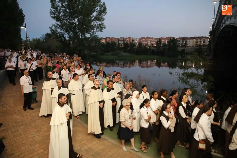 Foto 3 - Emotiva procesi&oacute;n de la Virgen del Carmen en los alrededores del Tormes
