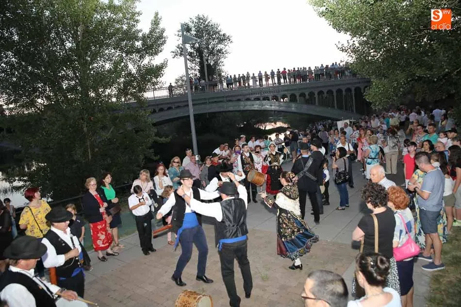 Foto 2 - Emotiva procesi&oacute;n de la Virgen del Carmen en los alrededores del Tormes