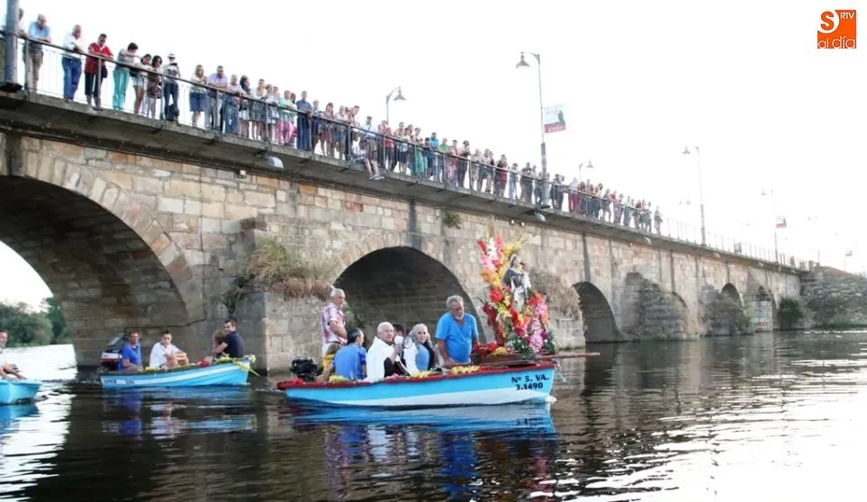 La Virgen del Carmen surca las aguas del Tormes