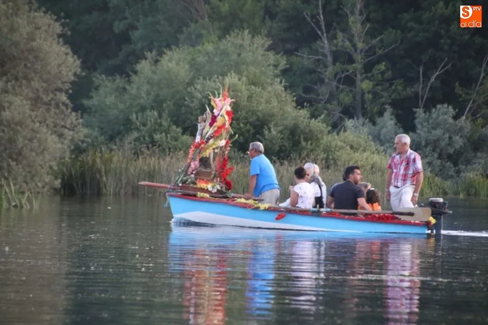 Foto 11 - La Virgen del Carmen bendice las aguas del Tormes