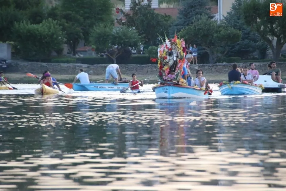 Foto 9 - La Virgen del Carmen bendice las aguas del Tormes