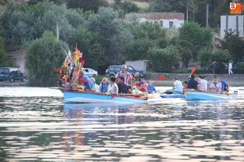 Foto 6 - La Virgen del Carmen bendice las aguas del Tormes