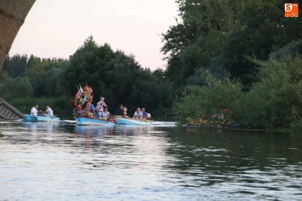 Foto 5 - La Virgen del Carmen bendice las aguas del Tormes