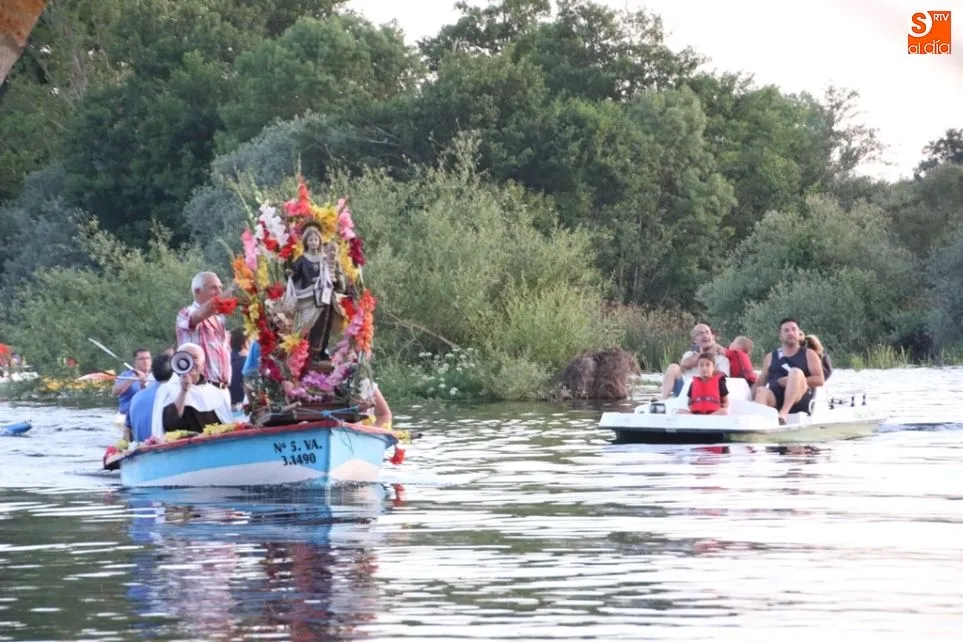 Foto 3 - La Virgen del Carmen bendice las aguas del Tormes