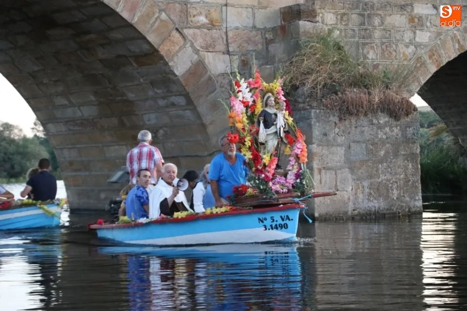 Foto 2 - La Virgen del Carmen bendice las aguas del Tormes