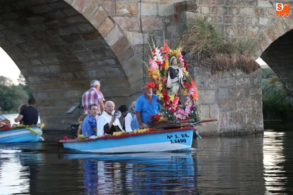 Foto 10 - La Virgen del Carmen bendice las aguas del Tormes
