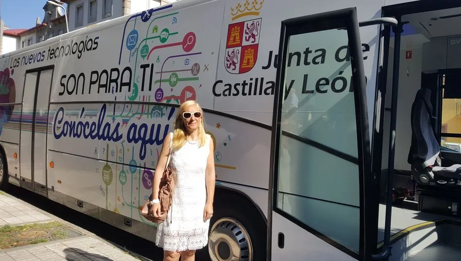 Mª del Castañar Rodilla, concejala de Asuntos Sociales en su visita al Ciberbus