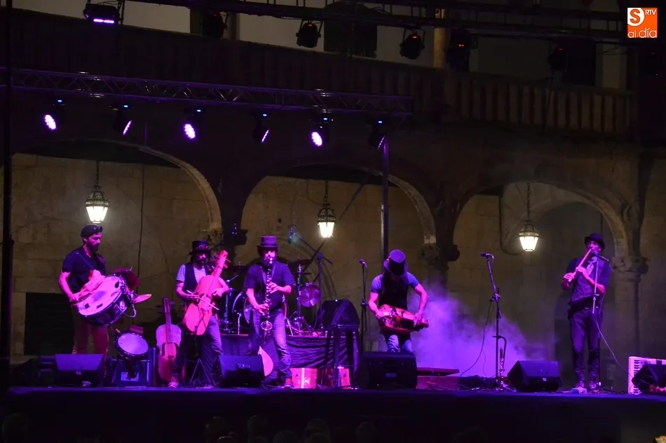 Foto 11 - Pan de Capazo abre con ritmos del Este de Europa las veladas musicales en la Plaza  