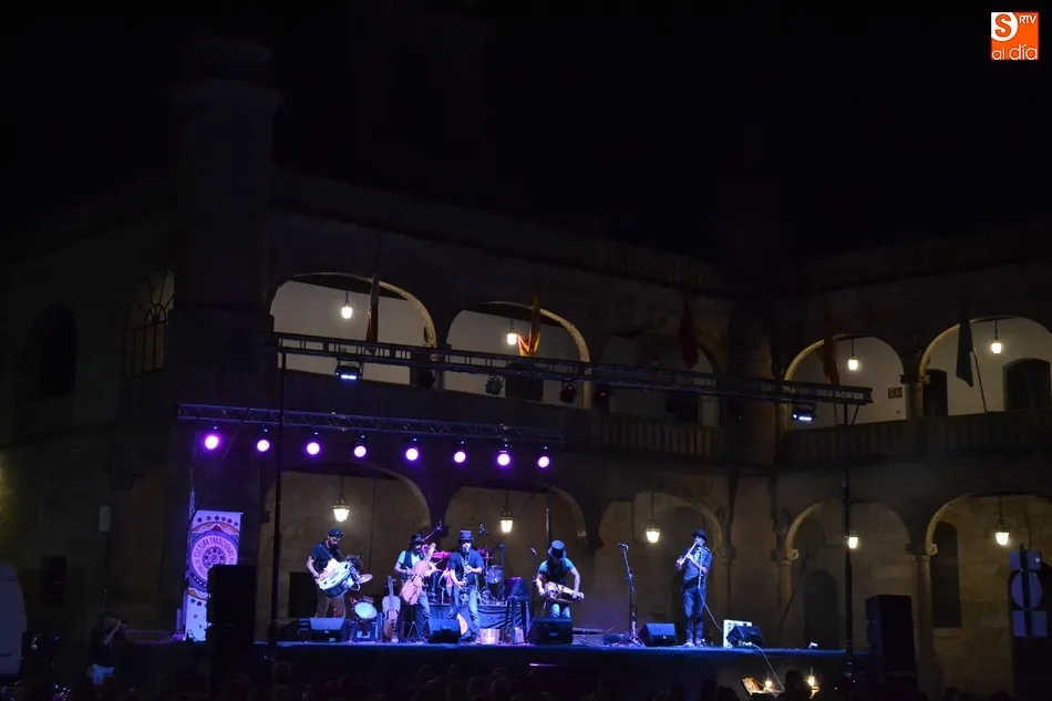 Foto 10 - Pan de Capazo abre con ritmos del Este de Europa las veladas musicales en la Plaza  