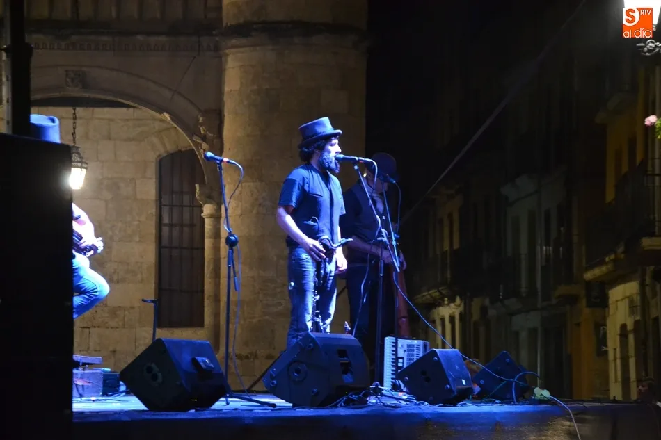 Foto 3 - Pan de Capazo abre con ritmos del Este de Europa las veladas musicales en la Plaza  
