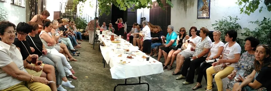 Socias y amigas de la Asociación El Carmen de Ledesma, durante el encuentro de este lunes.
