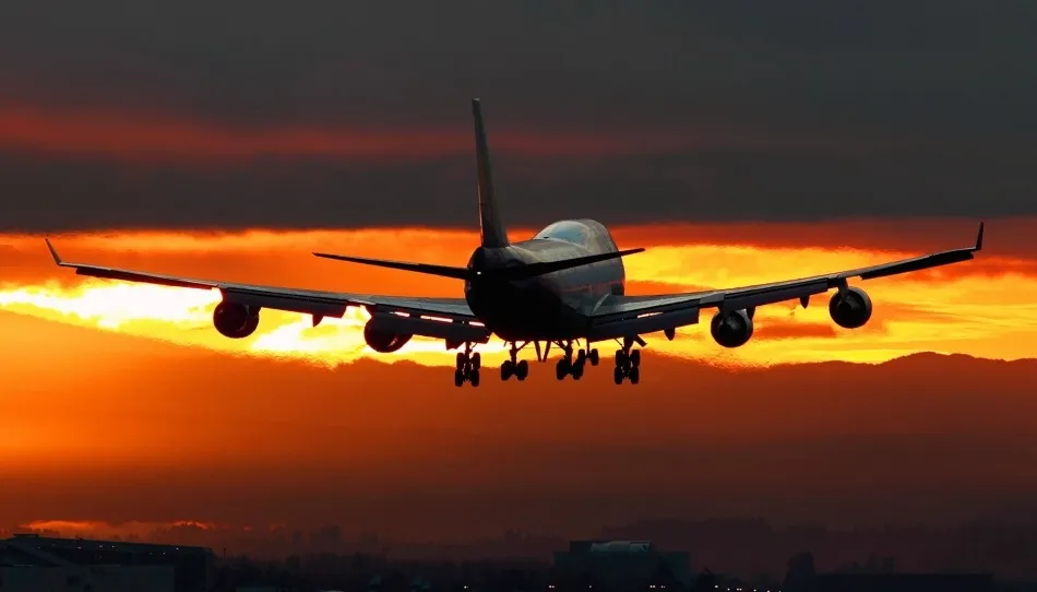 Si hay cancelaciones de vuelos o grandes retrasos, sea responsable la aerolínea o un tercero, los pasajeros tienen derecho a compensación