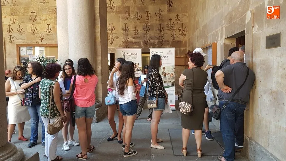 Largas colas para matricularse en la Facultad de Filología
