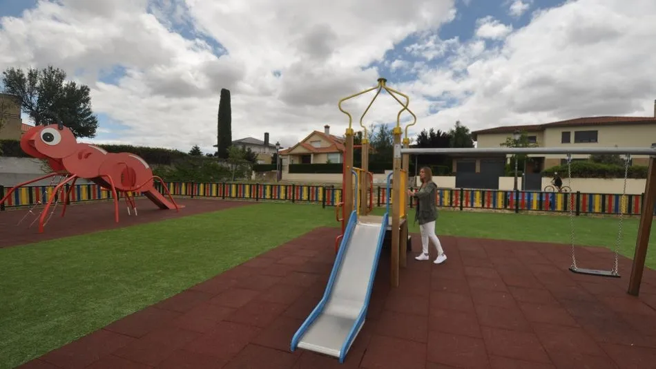 La instalación del vallado perimetral de los cuatro parques ha supuesto una inversión para el Consistorio de 36.000 euros