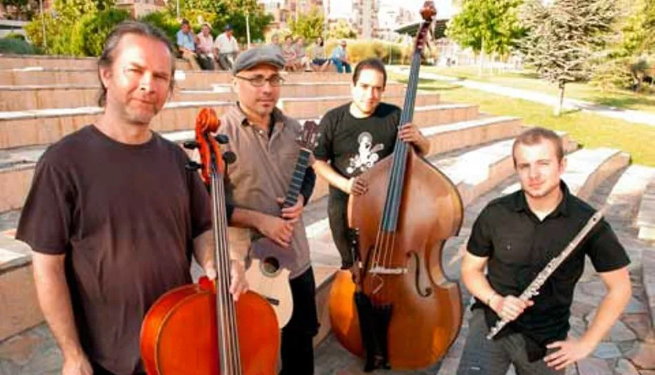 Pablo González (flauta),  Eelco Haak (chelo), Reynner Franco (cuatro) y Manuel Torcatt (contrabajo eléctrico) componen Caronok