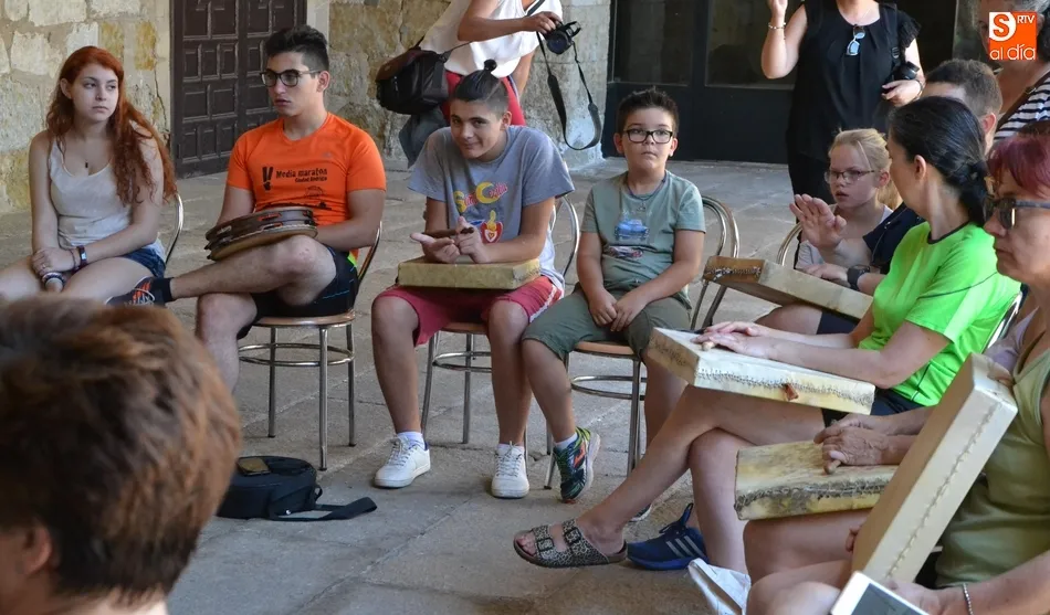 Foto 6 - El gigantesco pandero cuadrado de Catalu&ntilde;a, protagonista en los talleres de la Escuela de Folclore ...