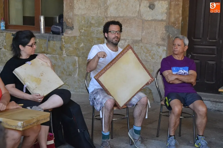 Foto 4 - El gigantesco pandero cuadrado de Catalu&ntilde;a, protagonista en los talleres de la Escuela de Folclore ...