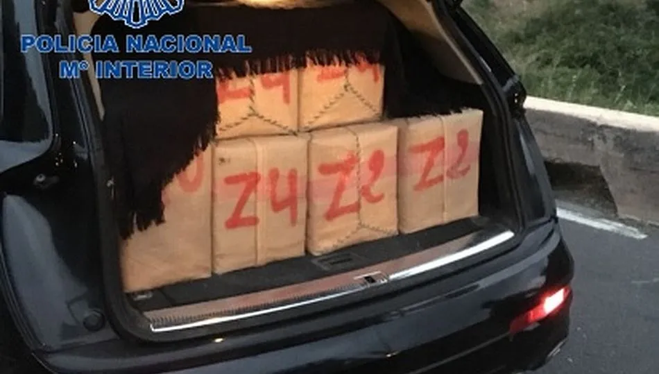 Fardos de hachís en el interior de un vehículo de alta gama